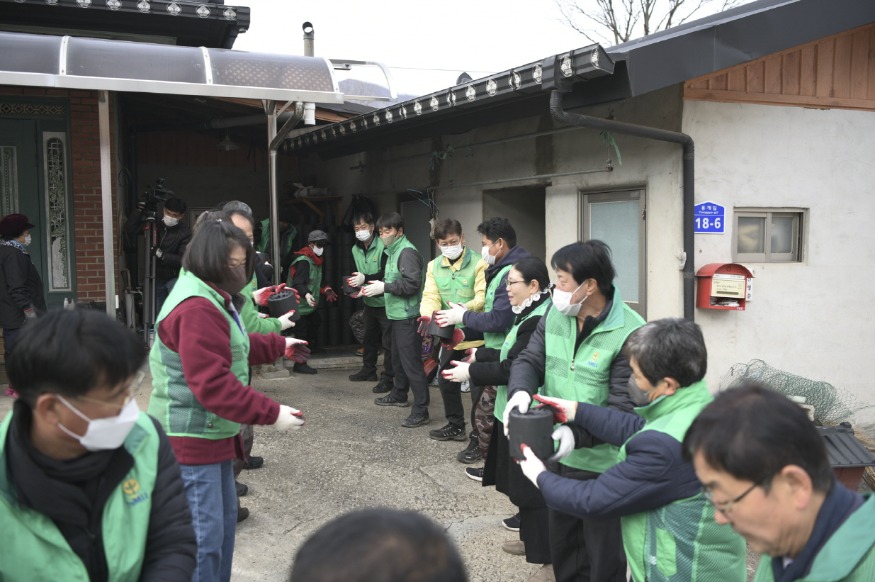 1212새마을운동 장수군지회 사랑의 연탄나눔 행사(3).jpg
