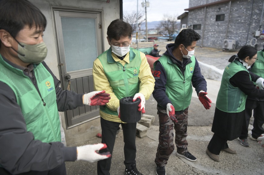 1212새마을운동 장수군지회 사랑의 연탄나눔 행사(2).jpg