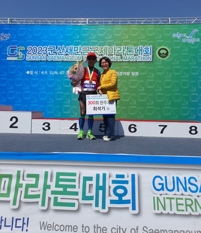 사본 -익산시청 열정 마라토너 최석기, 풀코스 300회 완주 대기록  (2).jpg