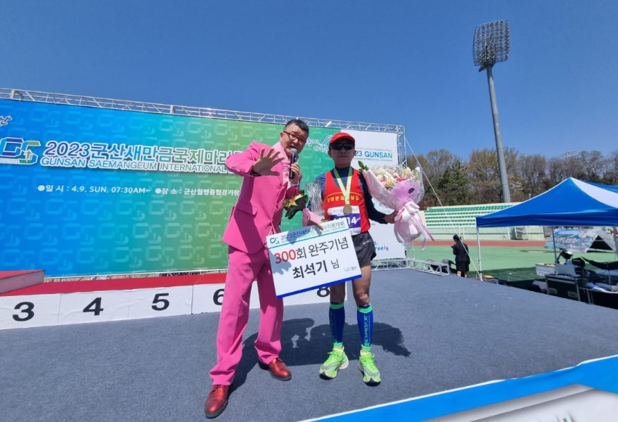 사본 -익산시청 열정 마라토너 최석기, 풀코스 300회 완주 대기록  (3).jpg