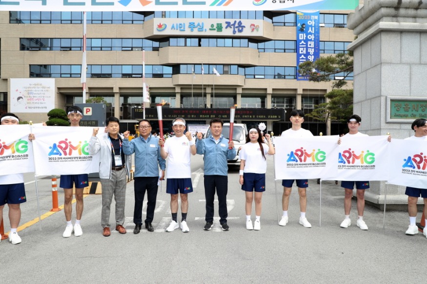 12일 정읍시청 광장에서 아시아태평양 마스터스 대회 성화맞이 (1).jpg