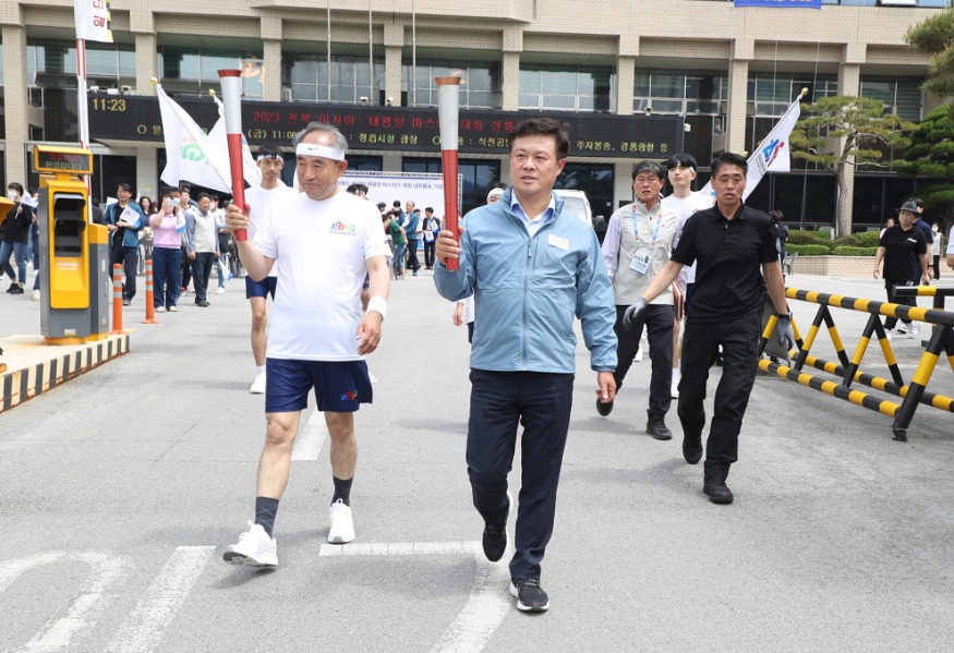 12일 정읍시청 광장에서 아시아태평양 마스터스 대회 성화맞이 (5).jpg