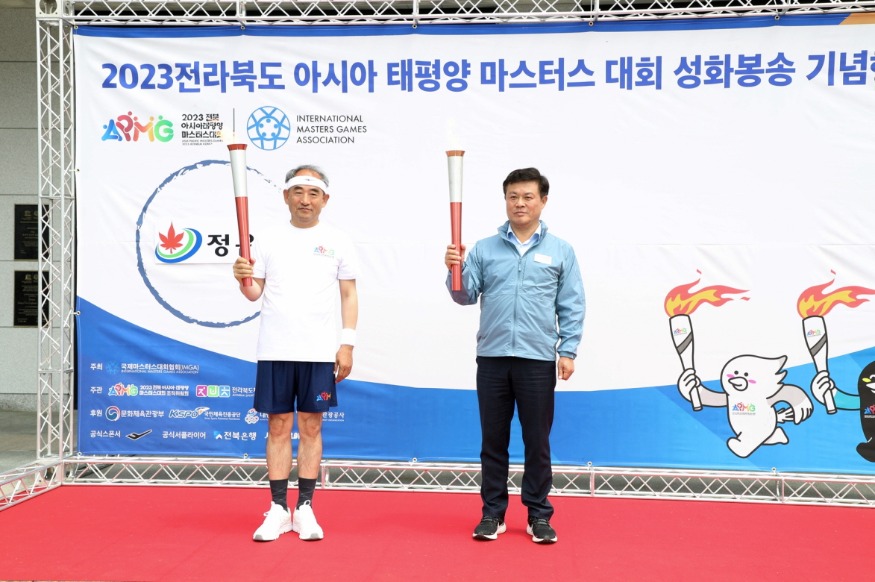 12일 정읍시청 광장에서 아시아태평양 마스터스 대회 성화맞이 (4).jpg