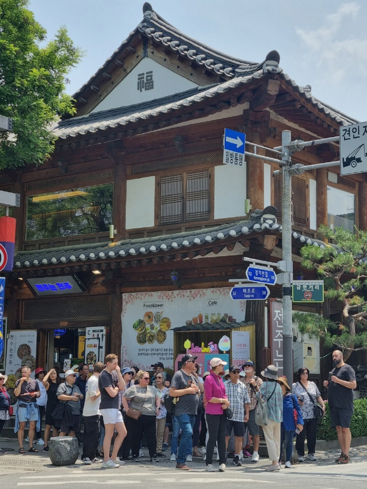 [포맷변환](관광정책과)한옥마을 관광객 현황사진3.jpg