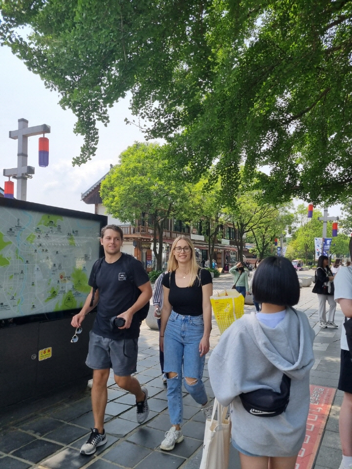 [포맷변환](관광정책과)한옥마을 관광객 현황사진8.jpg