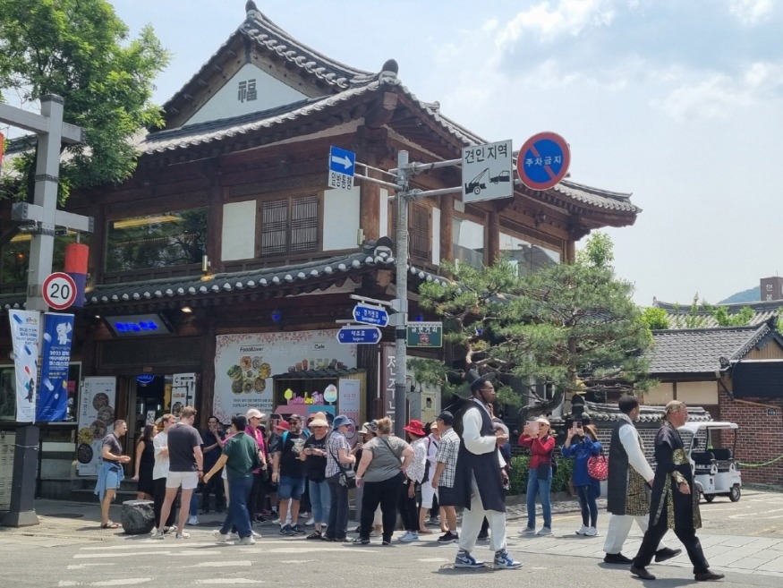 [포맷변환](관광정책과)한옥마을 관광객 현황사진4.jpg