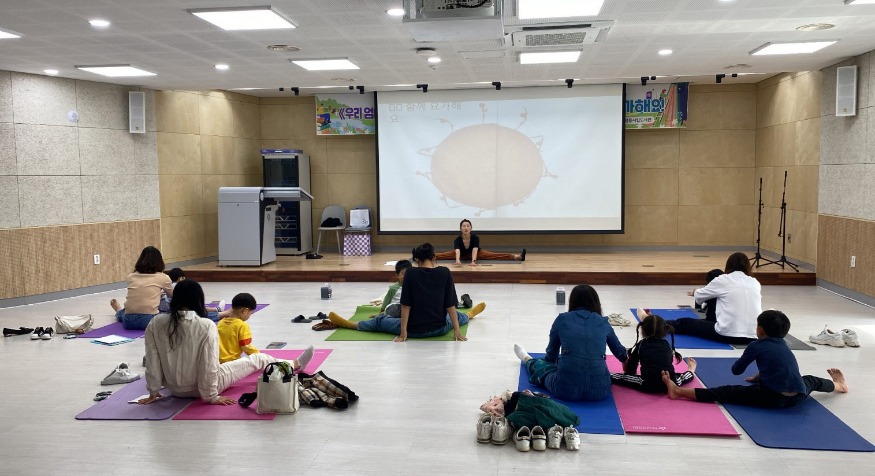 사본 -1. 책 읽는 문화도시 익산…독서로 가을 물들인다 (김수정작가우리엄마는 바지 위에 팬티를 입어요).jpg