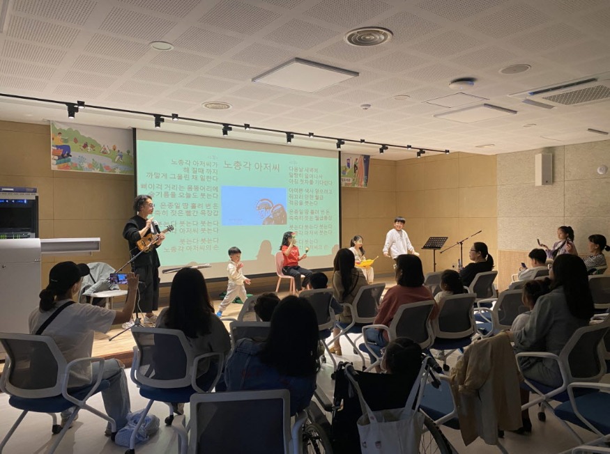 사본 -1. 책 읽는 문화도시 익산…독서로 가을 물들인다 (박정섭그림책콘서트).jpg