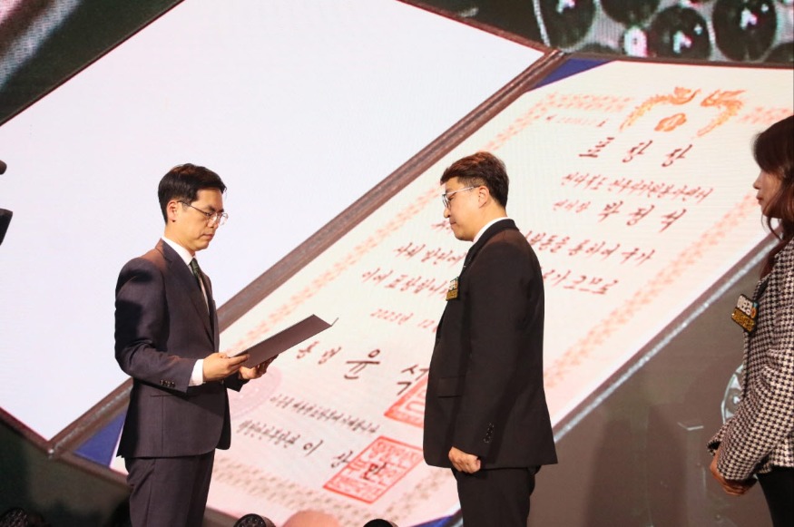 사본 -20231121화 박정석 센터장 대통령 표창 수상 사진2.jpg