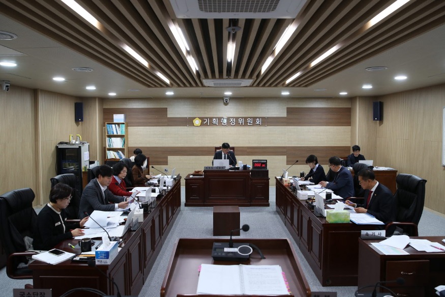 사본 -기획행정위원회 회의모습.jpg