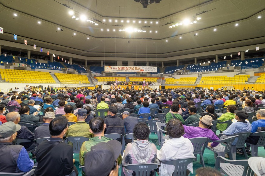 사본 -＂존경과 감사를 담아＂ 익산시, 노인의 날 행사 개최 4.jpg