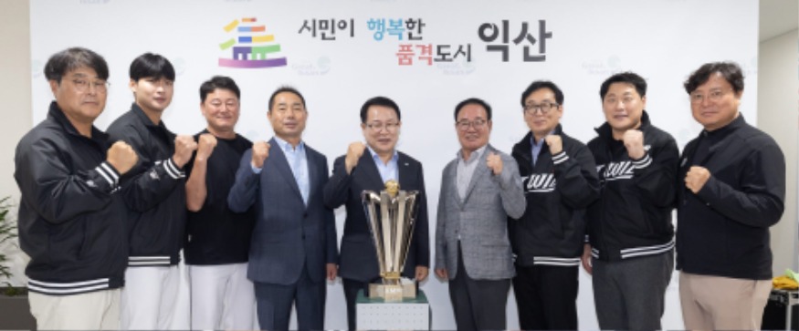 사본 -6_익산시-kt wiz_퓨처스리그 초대 챔피언 등극 기쁨 나눠 1.jpg