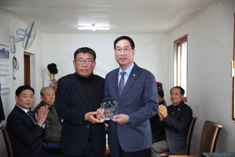 사본 - 의정회 감사패 수여_최종오 의원 (2).jpg